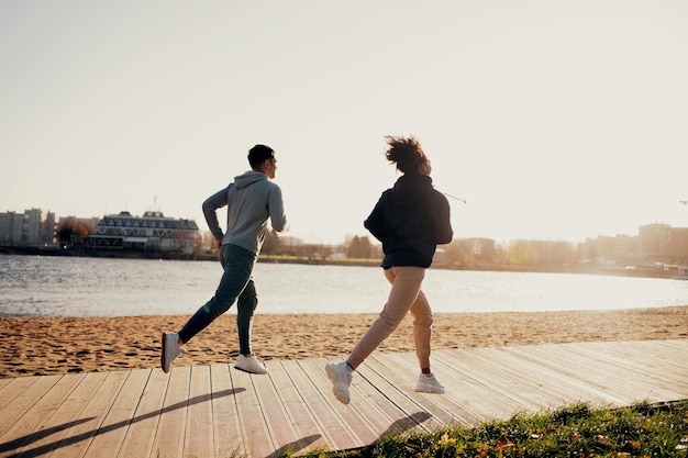 心臓の有酸素運動系への負荷 アウトドアスポーツ活動 走る男女