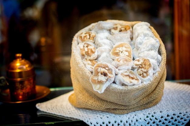 Foto carico di caramelle morbide ricoperte di zucchero lokum delizia turca tradizionale