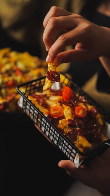 사진 차더 치즈 베이컨과 페르셀리 클로즈업으로 인 김과 함께 접시 토마토 가니쉬