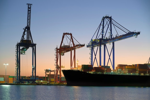 Loading and unloading of a ship berthed in the quay of a port operated by the port cranes