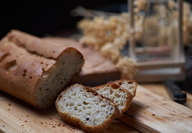 A loaf of bread is on a cutting board.