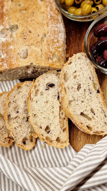 Foto una pagnotta con sopra una ciotola di marmellata di mirtilli rossi