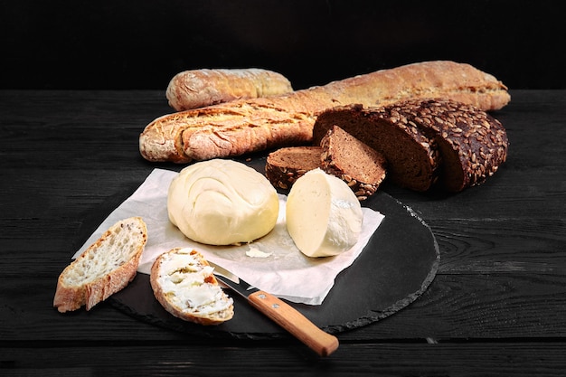Pagnotta di pane con burro e coltello
