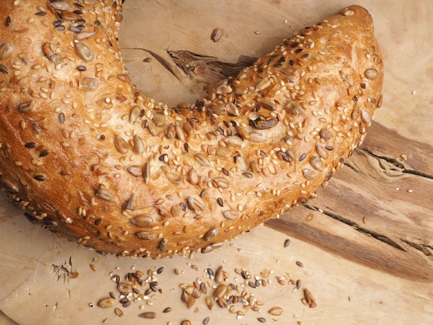 Буханка хлеба с семечками на деревянной разделочной доске