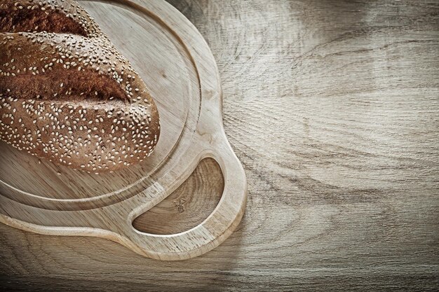 写真 木製の背景にパンまな板のパン