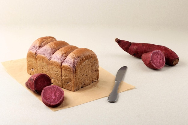 Loaf Purple Sweet Potato Japanese Shokupan, органический натуральный краситель из сладкого картофеля. Хлеб из муки, дрожжей, молока, масла, соли и сахара