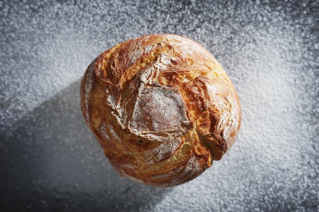 Foto un pezzo di pane piccolo.