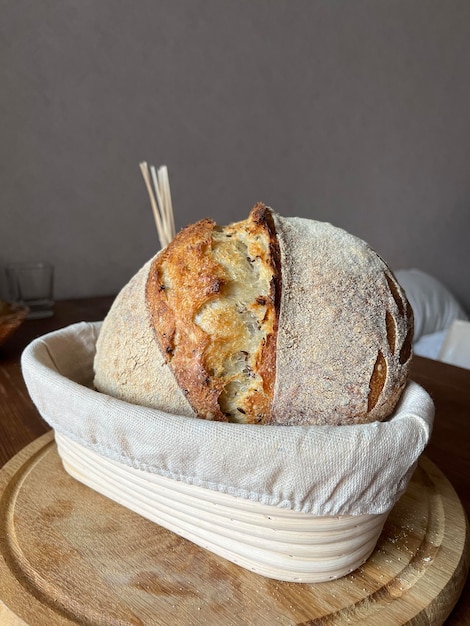 Foto una pagnotta di pane a lievitazione naturale in un cestino