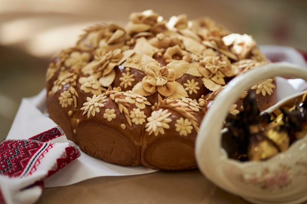 Photo a loaf of ukrainian national bread. a loaf of ukrainian national bread for a wedding ceremony.