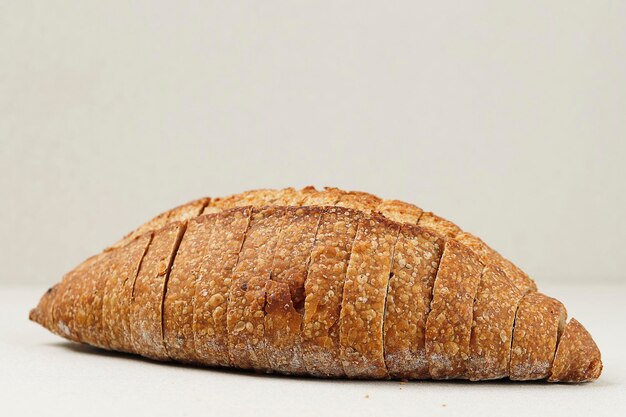Фото Хлеб из цельнозерновой закваски на кремовом фоне