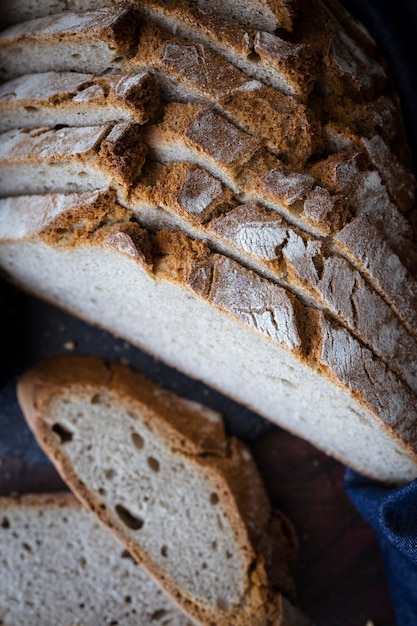 Буханка цельнозернового хлеба с гречкой. Ломтики гречневого хлеба