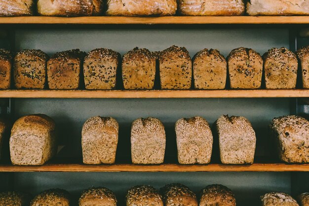 Photo loaves of bread on shelves