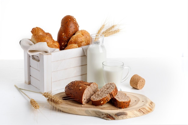 白い木箱のミルク小麦の耳にパンの塊