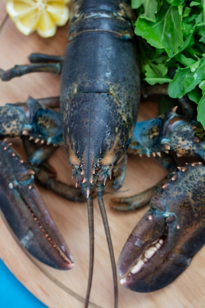 Photo lobster dinner with lemon and lettuce garnish