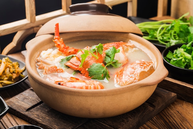 Foto aragosta congee di frutti di mare in casseruola