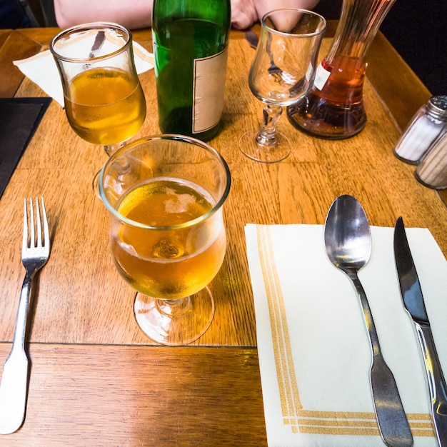 Sidro di mele locale sul tavolo nel ristorante