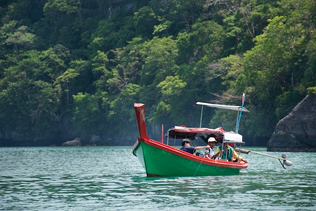 地元のボートツアーは、タイの人々を旅行に連れて行きます。2022年4月12日、タイのサトゥーンにあるラグーのパックバラにあるムーコペトラ国立公園のコカオヤイ島にあるアオタロビーンテ灰色の砂浜を訪れます。