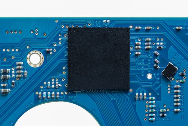 メカニカルハードディスクの青い回路基板回路のローカルクローズアップ