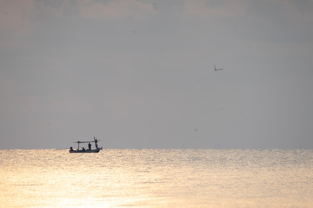 写真 サムロイヨット国立公園、タイの日の出シーンと海の上の地元の漁船。
