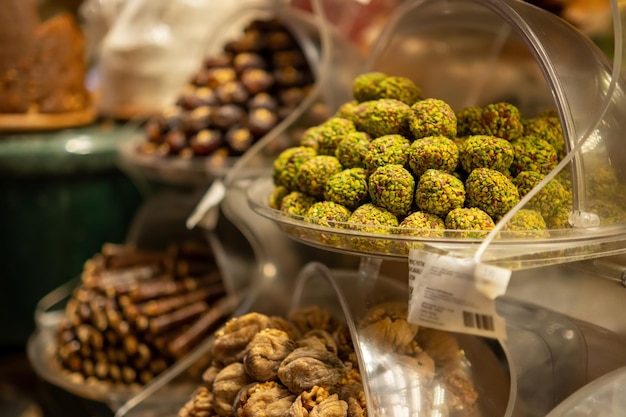 Foto dolci verdi locali e prelibatezze turche nel bazar egiziano