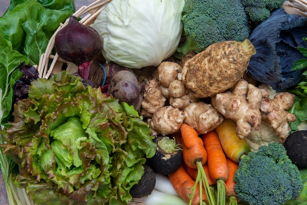 Foto ortaggi freschi del mercato locale, prodotti dell'orto, un concetto di dieta