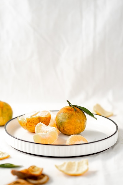 Foto le arance locali vengono poste su piatti di ceramica.