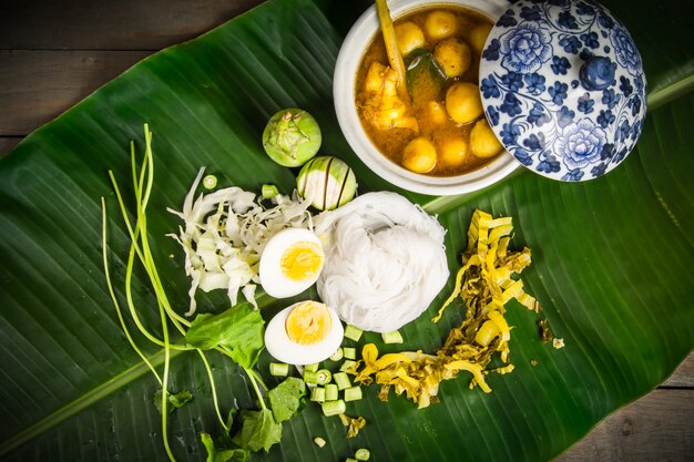 Местная рисовая вермишель и соус карри с овощами (Kanom Jeen Nam Ya)