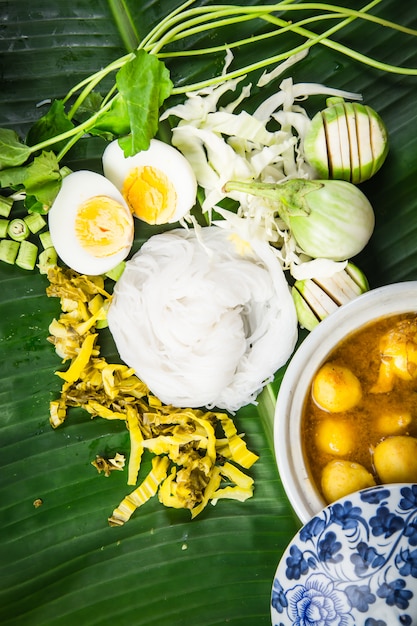 Местная рисовая вермишель и соус карри с овощами (Kanom Jeen Nam Ya)
