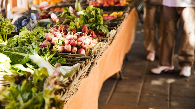 Foto mercato di strada locale con verdura biologica fresca