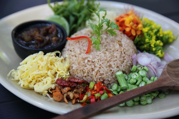 地元のタイ料理ライスにエビのペーストを混ぜたもの