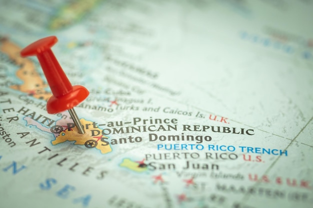 Locatie Dominicaanse Republiek en Santo Domingo stad rode punaise op de reiskaart marker en punt close-up toerisme en reis concept Noord-Amerika