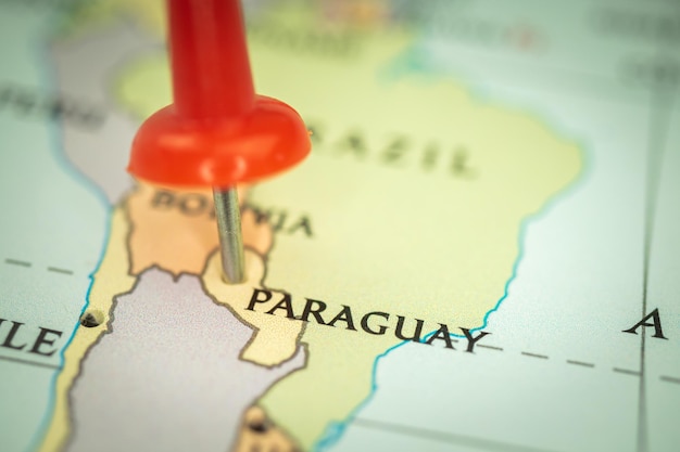 Locatie Paraguay rode punaise op de reiskaartmarkering en puntclose-up toerisme en reisconcept Zuid-Amerika