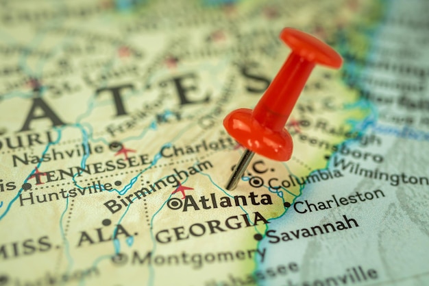 Карта города Атланта в Джорджии с красной канцелярской кнопкой, указывающей крупным планом США Соединенные Штаты Америки