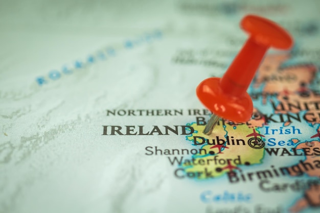 Photo location ireland push pin on map closeup marker of destination for travel tourism and trip concept europe