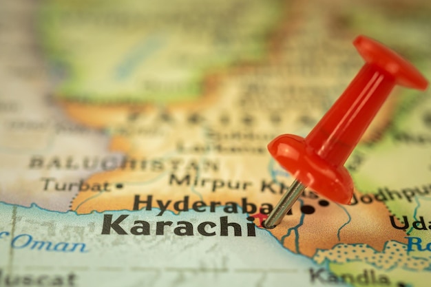 場所画鋲マーカークローズアップアジア旅行コンセプトのパキスタン旅行地図のカラチ