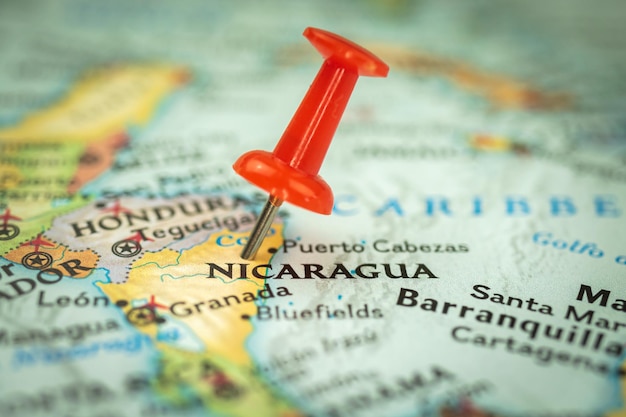 Местоположение Никарагуа, красная канцелярская кнопка на карте путешествий, крупный план маркера и точки, концепция туризма и поездки, Северная Америка