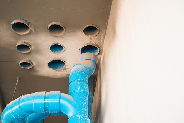 Photo the location of the plumbing connection point is the large blue pvc pipe of the high-rise building