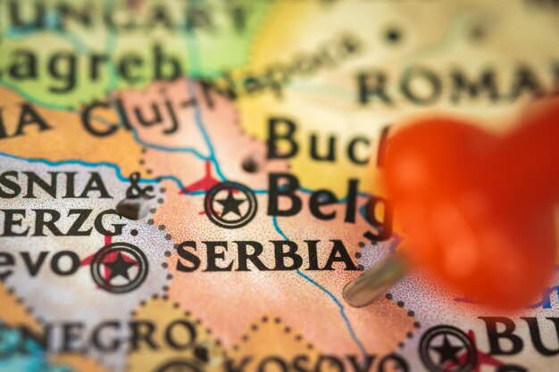 Foto posizione serbia puntina sulla mappa primo piano marcatore di destinazione per il turismo di viaggio e il concetto di viaggio europa