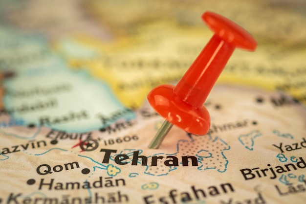 写真 プッシュピンポイントマーカーのクローズアップアジアの旅のコンセプトとイランの旅行地図の場所テヘラン
