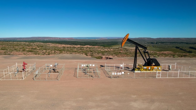 Posizione con pozzo di estrazione di petrolio e pozzo di iniezione d'acqua secondario vaca muerta argentina