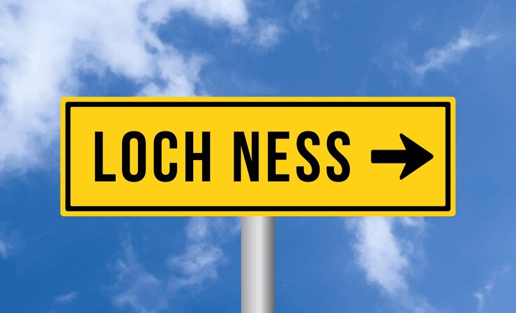 फोटो loch ness road sign on blue sky background