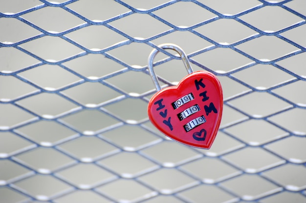 Lock-heart on a lattice bridge