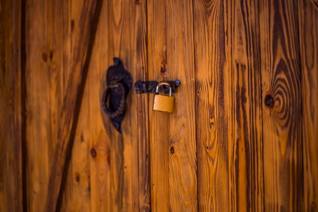 Foto nella vecchia serratura della porta di legno