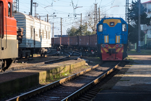 Locomotief op het treinstation, Poti, Georgië.