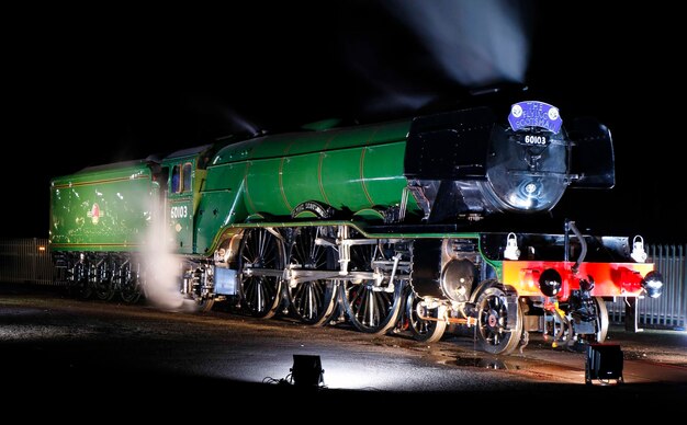 Foto locomotiva di notte