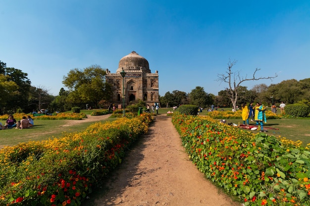 Lodhi Gardensは、インドのニューデリーにある都市公園です。90エーカー以上に広がっています。