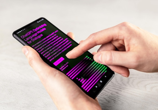 ウッチ ポーランド 2023 年 3 月 1 日 携帯電話のディスプレイで AI ホームページのウェブサイトを開く スマートフォンの画面で Chat GPT オンライン ボット サービスのチャットボットを使用する
