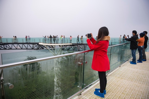 Foto loei thailandia 04 dicembre 2021 chiang khan skywalk turisti che scattano foto sullo skywalk