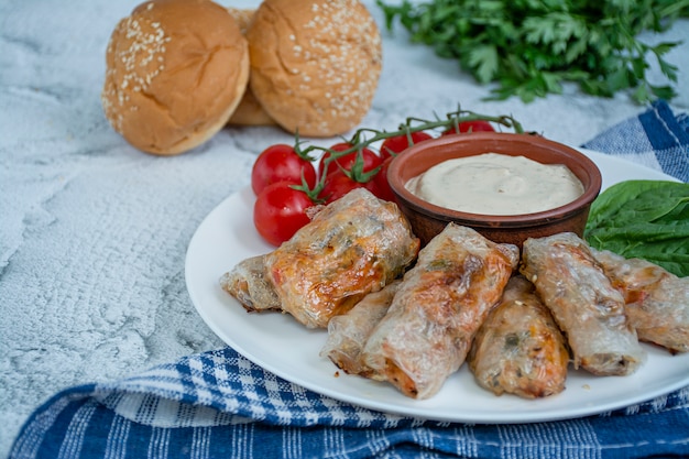 Loempia met vlees en groenten met saus.