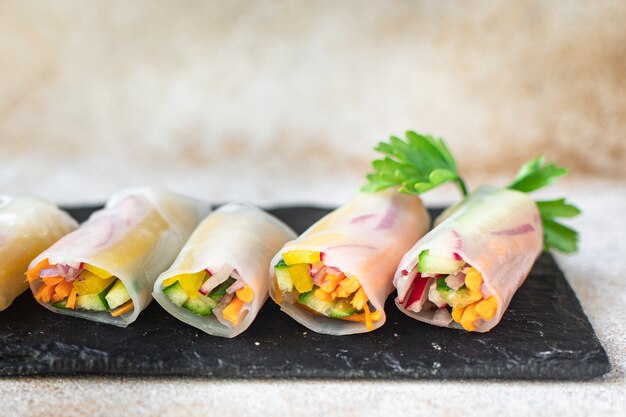 Foto loempia nem vietnamese broodjes rijstpapier groente rijstpapier schotel op tafel gezonde maaltijd